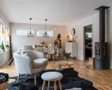 Mysigt vardagsrum inspiration med en fluffig fåtölj, kamin och matplats. Perfekt för kalla kvällar.