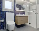 Modernt badrum med blå mosaik, flytande kommod och duschkabin. Perfekt badrum inspiration för ett stilrent hem.